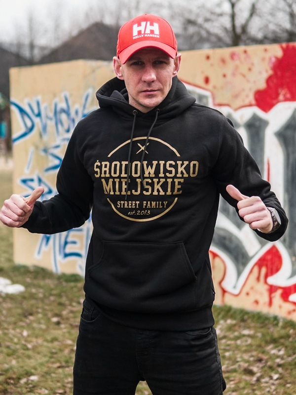 Bluza z kapturem "Theme" - Czarna / Złota SM_485 Środowisko Miejskie