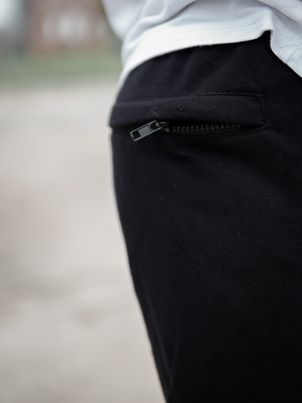 Krótkie Spodenki Dresowe "Lampas" - Czarne / Złote SM_1038 Środowisko Miejskie