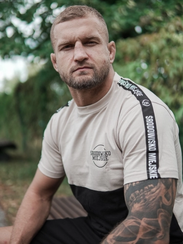 T-shirt "Classic small" - Beige / Black SM_1043 Środowisko Miejskie T-SHIRTS
