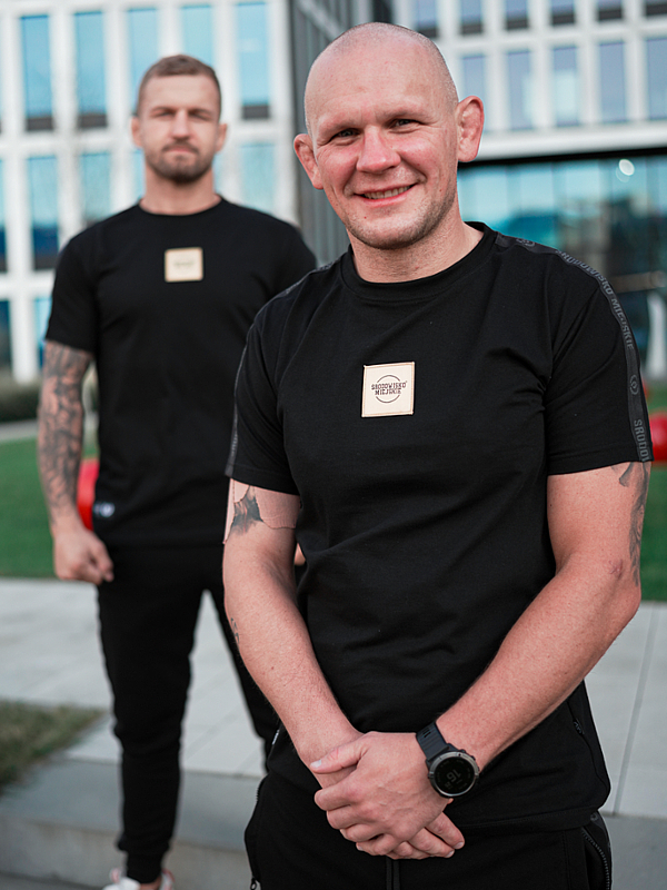 T-Shirt "CLS Gold" - Black SM_1238 Środowisko Miejskie T-SHIRTS