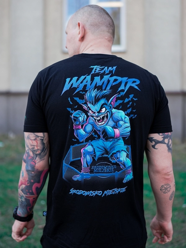 Koszulka "Team Wampir" - Czarna - Limitowana Edycja (Kolor: Czarny - Nadruk: Sitodruk - Materiał: 100% Bawełna - Gramatura: 180g - Płeć: Unisex - Rozmiar: M)